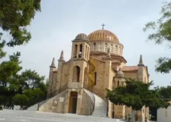 ΔΕΟΣ! Πολίτες έκαναν Λιτανεία τον Σταυρό και ιερές εικόνες και η φωτιά σταμάτησε στην θύρα του Ιερού Ναού Μεταμορφώσεως του Σωτήρος στα Βίλια