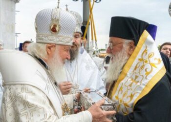Ο Μητροπολίτης Κέρκυρας Νεκτάριος Αγκαλιάζει τον Πατριάρχη της Ρωσίας Κύριλλο στη Μόσχα