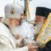 Ο Μητροπολίτης Κέρκυρας Νεκτάριος Αγκαλιάζει τον Πατριάρχη της Ρωσίας Κύριλλο στη Μόσχα