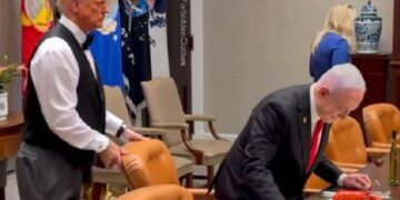Πολ Κρεγκ Ρόμπερτς: Ποιος Προσπαθεί να Καταστρέψει τις ΗΠΑ & Ολόκληρο τον Κόσμο;