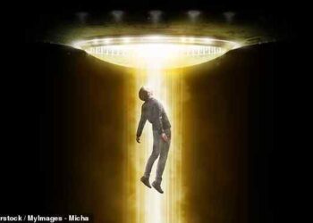 “Daily Mail”: Διερεύνησα 700 Aπαγωγές από UFO. Έγινα Χριστιανός αφού οι Επιζώντες Ισχυρίστηκαν ότι μόνο δύο Λέξεις τους Έσωσαν από τους Δαιμονικούς «Εξωγήινους»