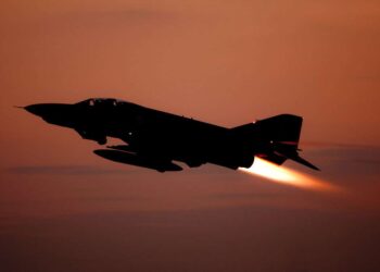 Γιατί έπεσε το F-4 που ΔΕΝ είναι αεροσκάφος επιδείξεων και γιατί δεν πρόλαβαν να το εγκαταλείψουν οι χειριστές