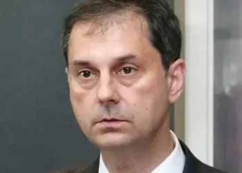 Θεοχάρη μήπως είσαι βλήμα; Μόνο όσοι μας ψηφίζουν είναι νοικοκυραίοι … όλοι οι άλλοι κακομοίρηδες!