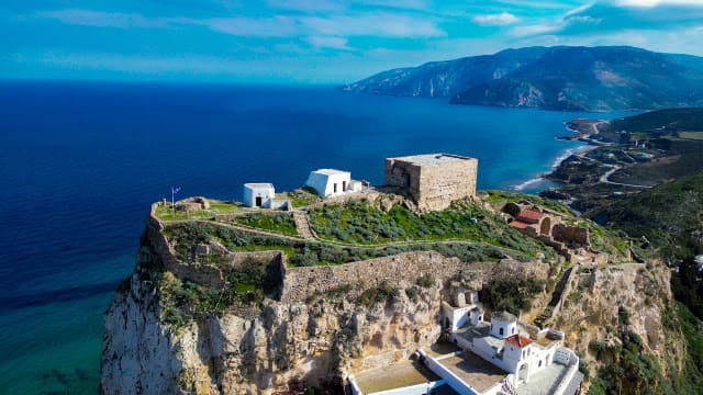 φώτο το Κάστρο της Σκύρου με τον ΑΓΙΟ ΓΕΩΡΓΙΟ ( άσχετη η φώτο για να ομορφύνει την ζωή μας που την δαιμονιοποίησαν)