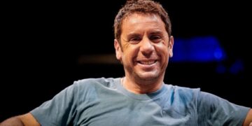 ΜΙΑ ΣΚΕΠΤΟΜΕΝΗ ΕΛΛΗΝΙΔΑ: ΜΑΖΩ ΟΠΩΣ ΜΑΙΚΛ ΤΖΑΚΣΟΝ; ΄Η ΟΠΩΣ ΜΑΝΤΟΝΑ; ΟΕΟ;