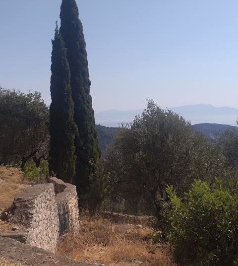 φώτο - η θέα από το πατρικό σπίτι του ΑΓΙΟΥ ΡΑΦΑΗΛ στην Ιθάκη όπου σήμερα υπάρχει Περικαλής Ιερός Ναός