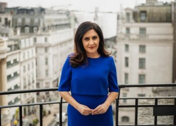 Maryam Moshiri, 49 παρουσιάστρια του BBC από τις πλέον φανατικές φωνές υπέρ του εμβολιασμού COVID-19. Απεκάλυψε ότι το 2024 διαγνώσθηκε με τη σπάνια μορφή καρκίνου polycythaemia vera