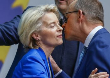 Ο θάνατος της Γερμανίας…. Merkel Mε εκβίαζε ο Bill Gates!