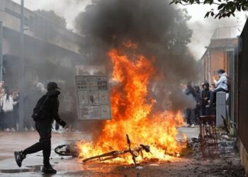 Χάος στη Γαλλία: Ο Macron πνίγει τους δρόμους με αίμα εφήβων, «άδεια να σκοτώνει» έχει η αστυνομία – Κολασμένο ντόμινο στην Ευρώπη