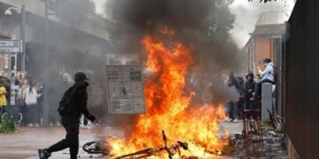 Χάος στη Γαλλία: Ο Macron πνίγει τους δρόμους με αίμα εφήβων, «άδεια να σκοτώνει» έχει η αστυνομία – Κολασμένο ντόμινο στην Ευρώπη