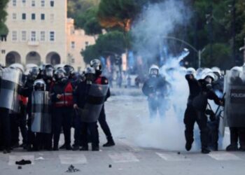 Πάει για εμφύλιο η Αλβανία! Οπλισμένοι άνδρες μέσα στους διαδηλωτές θέλουν να σκοτώσουν αστυνομικούς του Ράμα (βίντεο)
