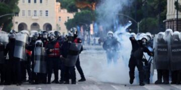 Πάει για εμφύλιο η Αλβανία! Οπλισμένοι άνδρες μέσα στους διαδηλωτές θέλουν να σκοτώσουν αστυνομικούς του Ράμα (βίντεο)