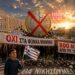 ΚΑΘΗΓΗΤΗΣ ΤΣΟΚΑΣ: ΑΔΕΛΦΙΑ ΜΟΥ!. ΕΛΛΗΝΕΣ!. Μας λήστεψαν 10 χρόνια με τα μνημόνια!. Θα μας ληστέψουν και άλλα 10 χρόνια κανονικά!. ΔΕΝ ΠΑΕΙ ΑΛΛΟ!. Όλοι στους δρόμους!. ΕΙΡΗΝΙΚΑ!!!