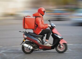 «Παίρνουν πίσω» την απαγόρευση πληρωμών με μετρητά στα courier μετά τις αντιδράσεις – Ξηλώνεται διάταξη από νομοσχέδιο
