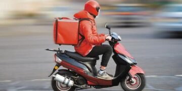 «Παίρνουν πίσω» την απαγόρευση πληρωμών με μετρητά στα courier μετά τις αντιδράσεις – Ξηλώνεται διάταξη από νομοσχέδιο