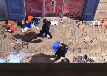 Η απόλυτη παρακμή! Βίντεο: Αστυνομικοί στην Γαλλία λεηλατούν εμπορικά καταστήματα!