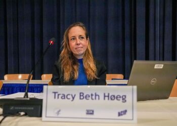 Tracy Beth Høeg Ακολουθούσε τα πραγματικά δεδομένα για τα εμβόλια και τις μάσκες κατά της COVID. Τότε η καριέρα της…