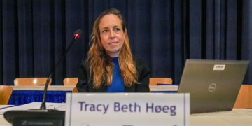 Tracy Beth Høeg Ακολουθούσε τα πραγματικά δεδομένα για τα εμβόλια και τις μάσκες κατά της COVID. Τότε η καριέρα της…