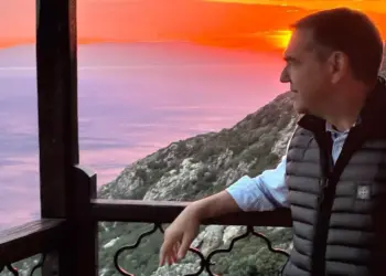Τσίπρας: «Ψέλνεις» στη Σιμωνόπετρα και ακούγεσαι ότι βγαίνεις λ-«Άδη»
