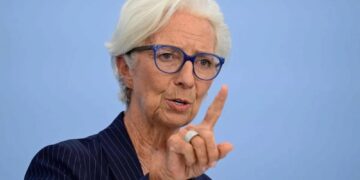 726.000 € το χρόνο ο μισθός της Λαγκάρντ! Η βασίλισσα της ΕΚΤ τρώει με χρυσά κουτάλια ενώ οι λαοί …παντεσπάνι