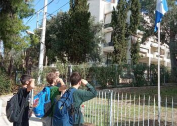 Εθνικοί Φύλακες: Τρεῖς μαθητές, δύο σημαῖες, ἕνα μήνυμα ἐλπίδος γιὰ τὴν Ἑλλάδα
